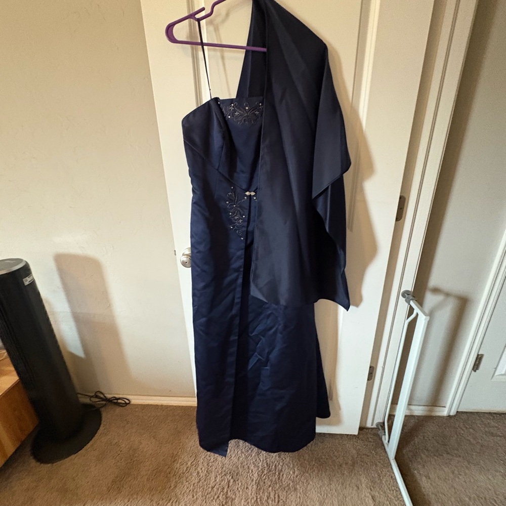 Elegant Navy Blue Strapless Gown with Shawl